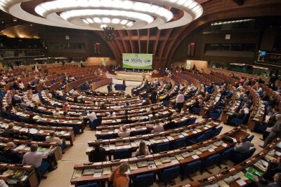 Sala sesyjna Zgromadzenia Parlamentanrego Rady Europy. Źródło: wikimedia.org