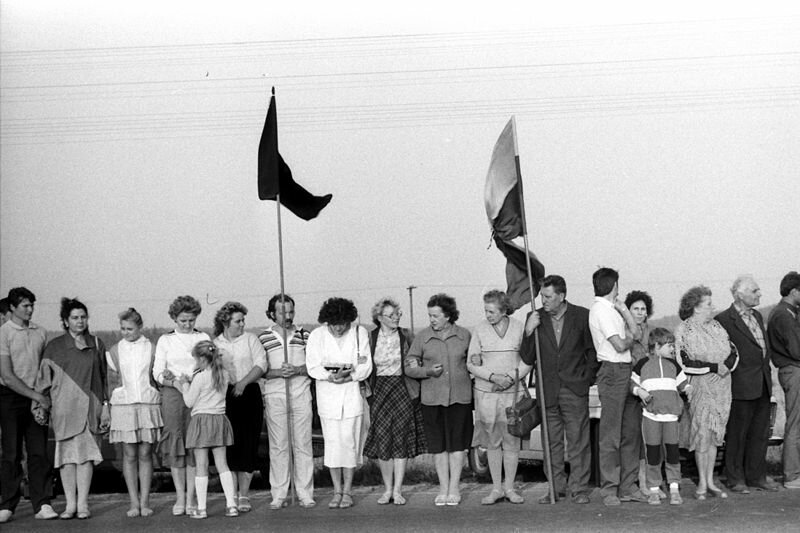 The Singing Revolution, Baltic Way, 1989-08-23, Lithuania. author: Rimantas Lazdynas. source: Flickr