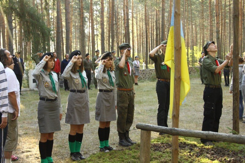  Poczet sztandarowy wciąga flagi Polski i Ukrainy na apelu porannym. Polską wciągają harcerze z Łodzi, ukraińską - harcerki z Kowla (HP na Ukr). Źródło: http://kostiuchnowka.eu/