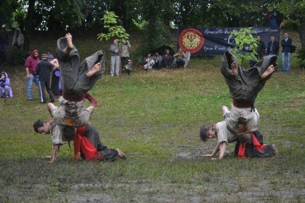 Братство козацького бойового звичаю "Спас". Козацькі забави на "Країні мрій-2011". Джерело: facebook.com/bkbz.spas 