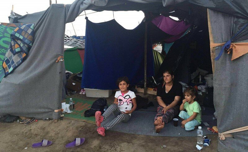 A family in Kelebija refugee camp, photo: Sonia Nandzik ⓒ