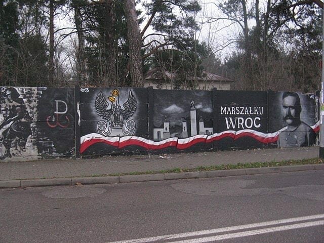 Mural upamiętniający Józefa Piłsudskiego na murach Akademii Sztuki Wojennej; Źródło: commons.wikimedia.org